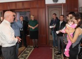 Глава Темрюкского района вручил детям-сиротам ключи от квартир