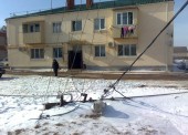 Жители одного из домов в Темрюке получают электроэнергию по проводам, лежащим на земле