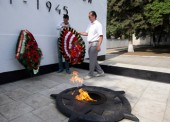 Сотрудники Темрюкской налоговой инспекции возложили венок к мемориалу Защитников Отечества, погибших в годы ВОВ
