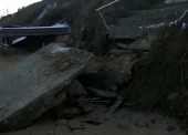 Шторм разрушил бетонную лестницу к морю в Кучугурах